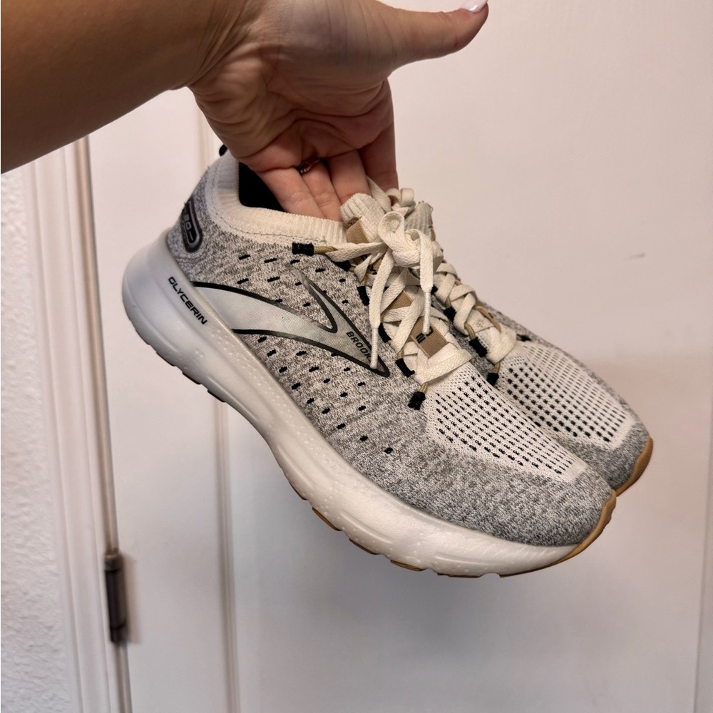 Women’s brooks white sneakers - 8.5